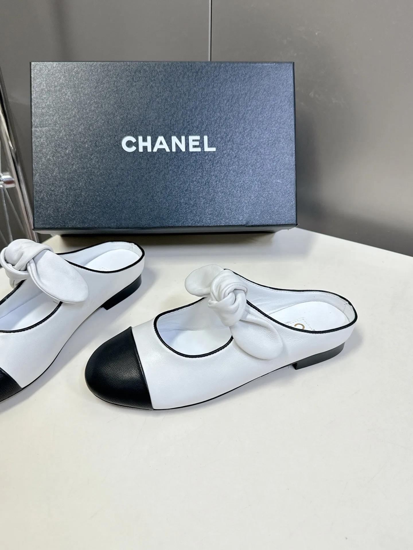 👟👟Ex-factory price 540👟👟 CHANEL Chanel Bow Elastic Strap Flat Shoes Bow Mary Jane shoes are so popular at first sight that you can wear them freely according to the weather changes! Put on socks to instantly transform into cute shoes for spring and summer! Transform into a magical princess in seconds 👸The upper is made of mixed sheepskin and tiptoe silk sheepskin. The foot feels super comfortable. The leather is very soft and skin-friendly. The genuine leather outsole imported from Italy Size: 35-41 (40 41 customized)